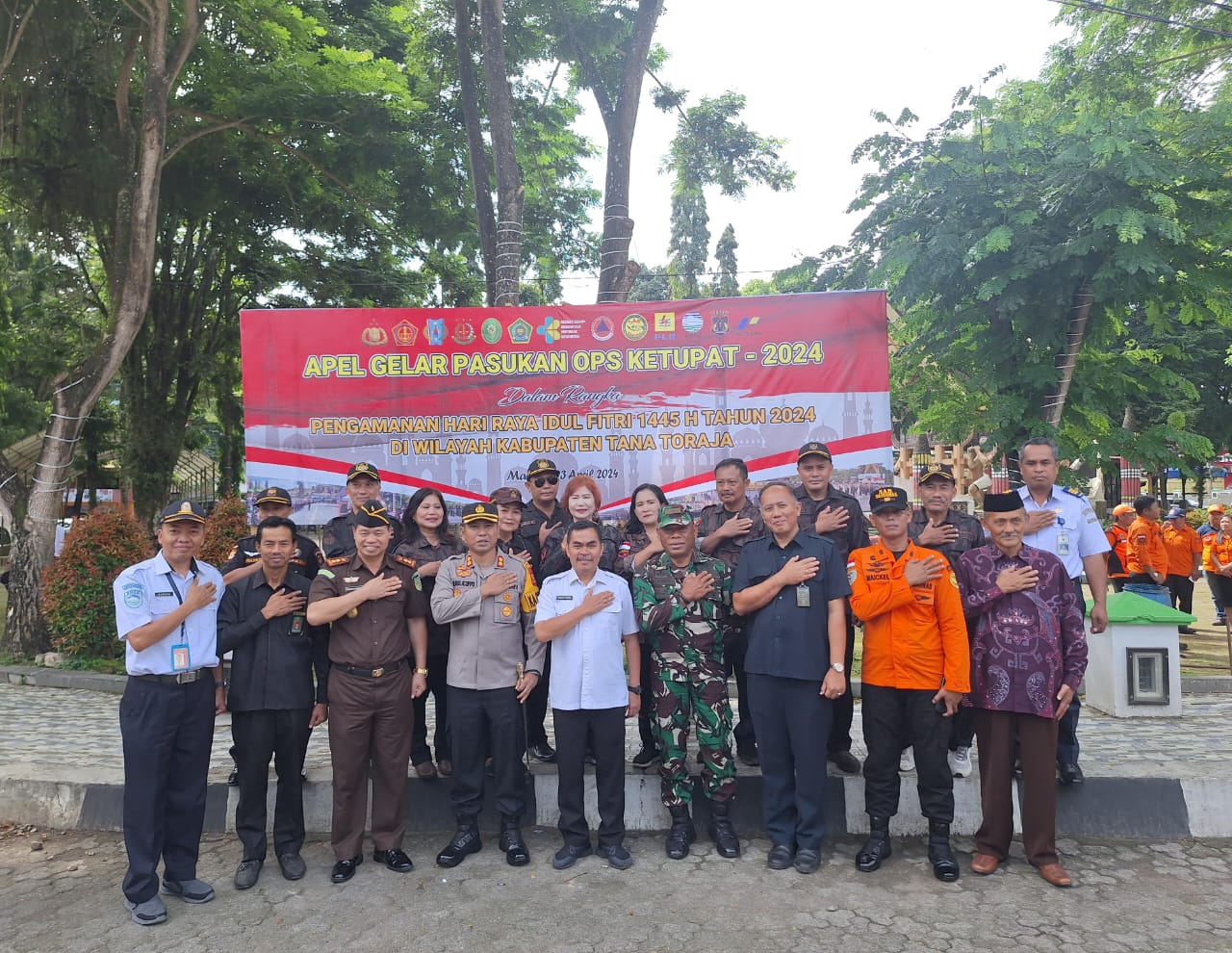 APEL PASUKAN -- Kapolres Tana Toraja AKBP Malpa Malacoppo foto bersama usai  apel pasukan operasi Ketupat 2024 di Plaza Kolam Makale dalam rangka pengamanan perayaan Idul Fitri 1445 H, Rabu (3/4).  