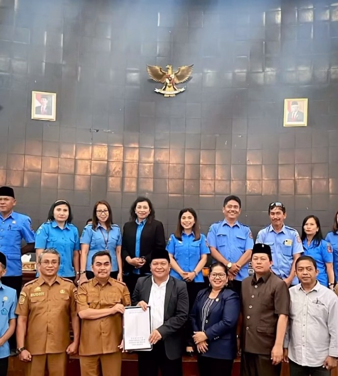 RAPAT -- Wakil Bupati Tana Toraja, dr Zadrak Tombeg mengikuti tiga agenda paripurna DPRD Tana Toraja di Gedung DPRD, Senin (1/4). 