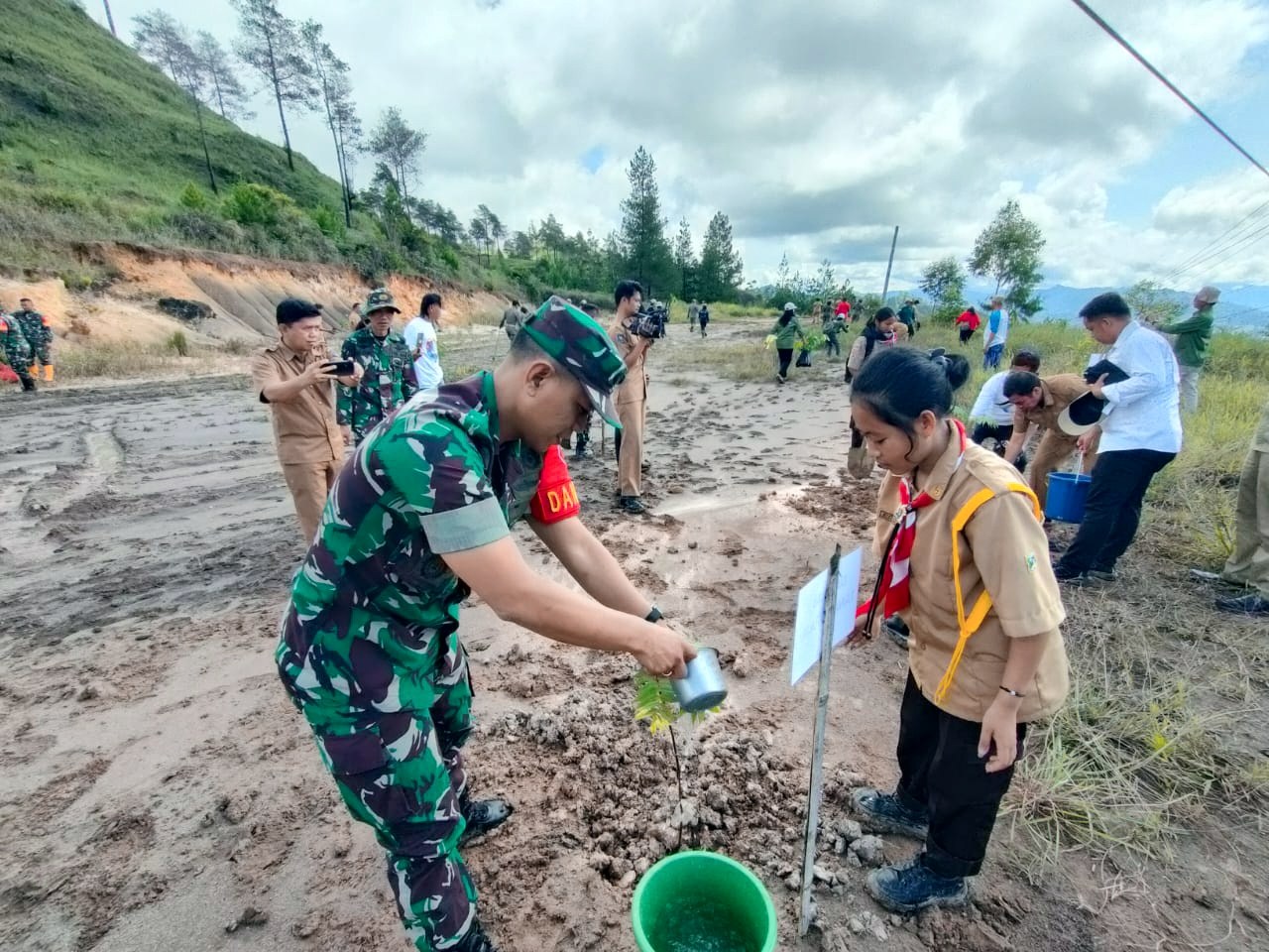 POHON -- Dandim dan Pemkab Tana Toraja melakukan penanaman pohon di kawasan hutan Mapongka Tator dalam rangka memperingati hari Bumi se-Dunia, Senin (22/4).