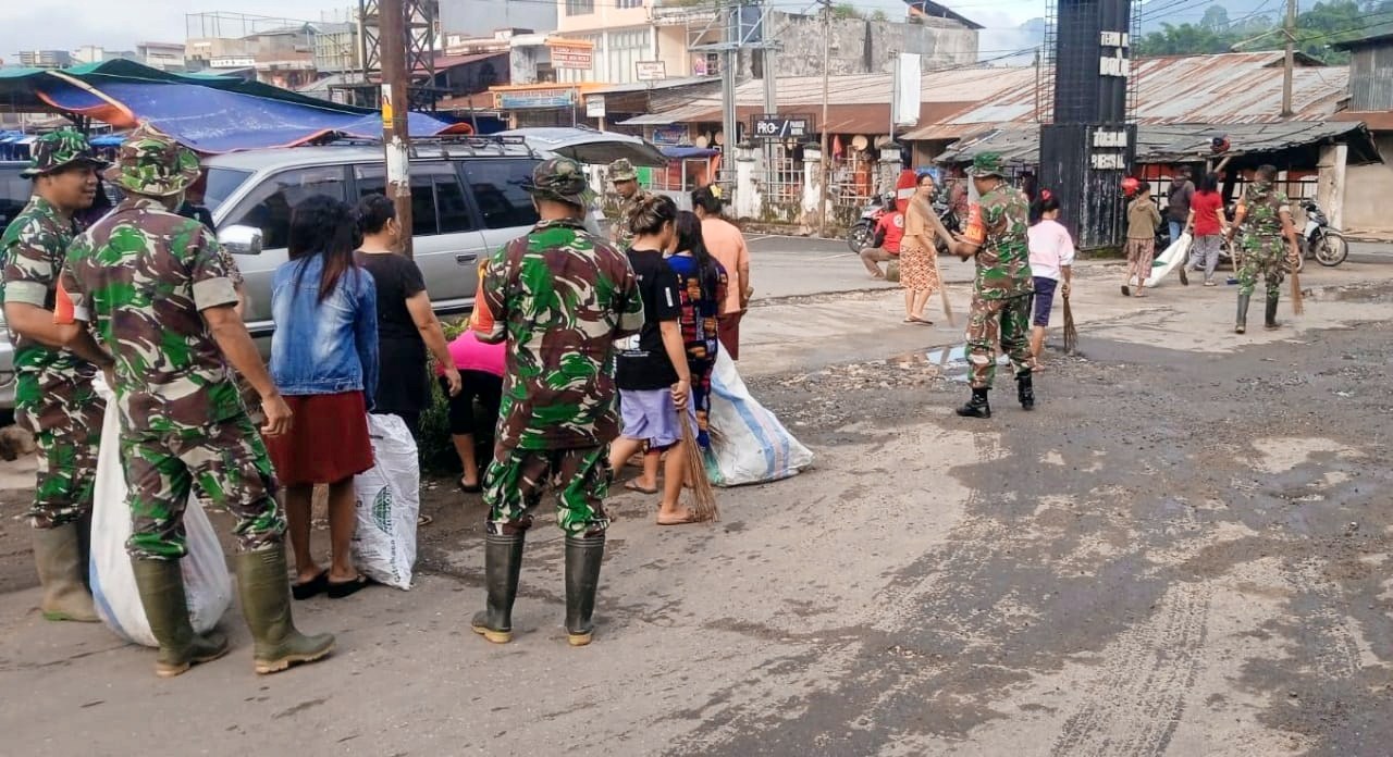KERJA BAKTI -- Personel Koramil 02 Rantepao mengadakan kerja bakti bersama warga membersihkan sampah di Pasar Bolu, Kecamatan Tallunglipu, Torut, Senin (1/4). 