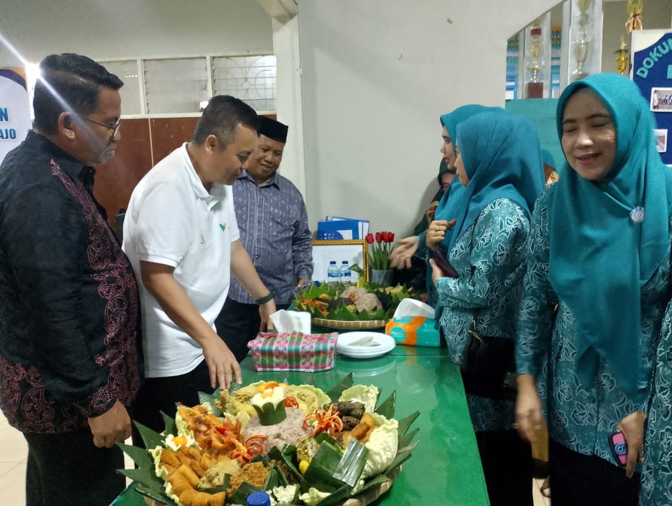 LOMBA -- Pj Ketua TP PKK Kabupaten Wajo membuka lomba Penyajian Nanre Sokkoreng tingkat kelurahan se Kecamatan Tempe di Gedung PKK Sengkang, Senin (22/4). Hadir Pj Bupati Wajo Andi Bataralifu dan sejumlah pejabat Pemkab Wajo. 