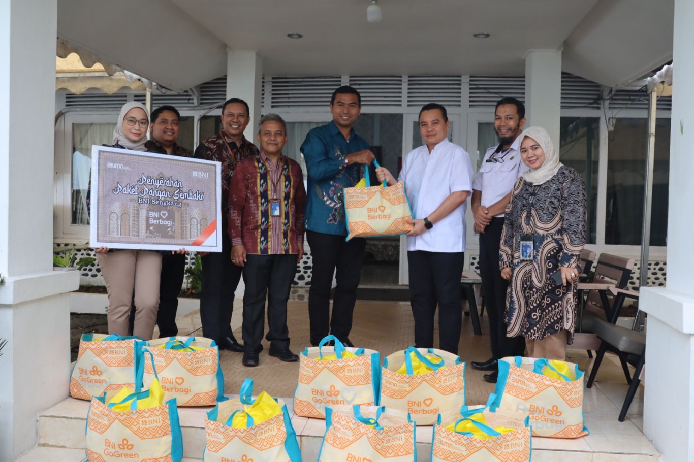 SALURKAN BANTUAN -- Pemkab Wajo bekerjasama Bank Negara Indonesia (BNI) menyalurkan bantuan kepada masyarakat pra sejahtera berupa paket pangan sembako di Rujab Pasanggrahan, Rabu (3/4).