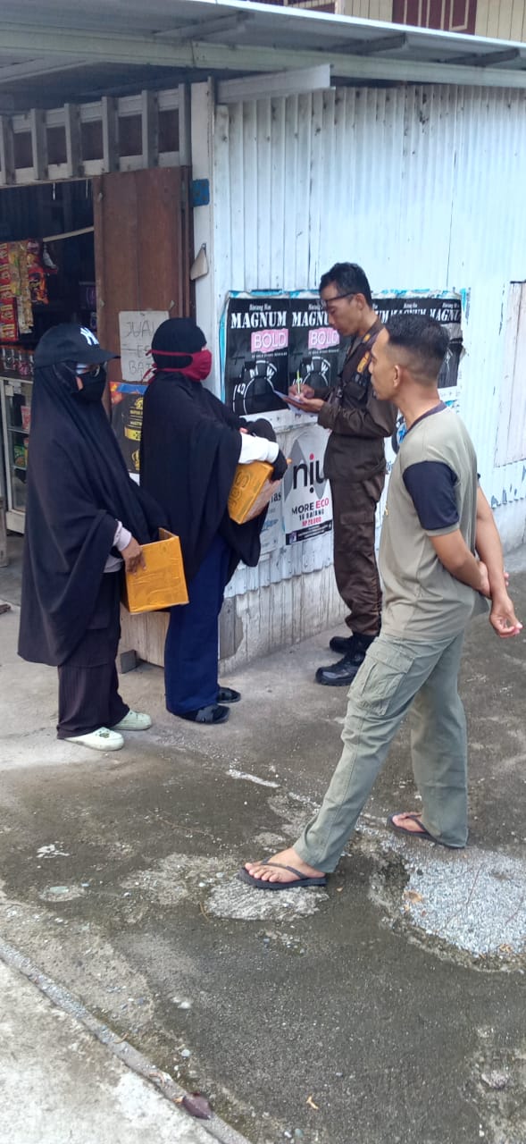 GAGALKAN -- Sat Pol PP Kabupaten Wajo berhasil menggagalkan aksi dua wanita berhijab hitam yang meminta sumbangan di traffic ligjt Jalan Wolter Monginsidi Sengkang, Minggu (31/3).