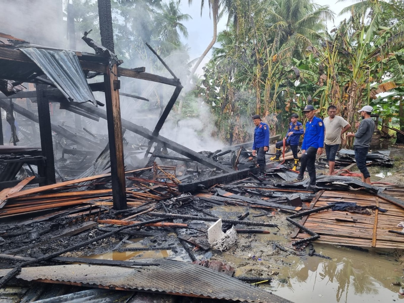 KEBAKARAN -- Peristiwa kebakaran terjadi di Kelurahan Wiringpalennae, Kecamatan Tempe, Kabupaten Wajo, Kamis (25/4).