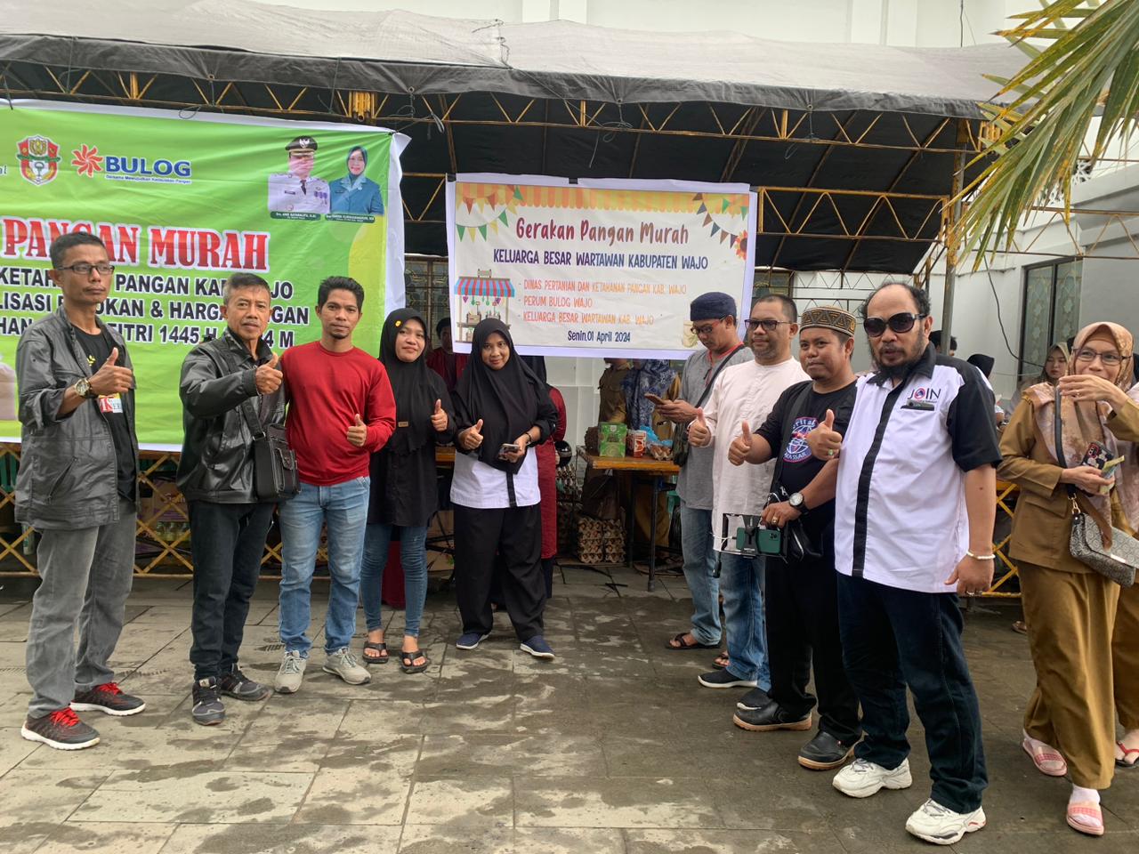 PANGAN MURAH -- Keluarga Besar Wartawan Kabupaten Wajo bekerjasama Bulog Wajo foto bersama usai menggelar Pasar Pangan Murah di Halaman Masjid Agung Ummul Qur'a, Senin (1/4). Pasar pangan murah dipadati sejumlah warga yang berburu pangan murah untuk kebutuhan sehari-hari.