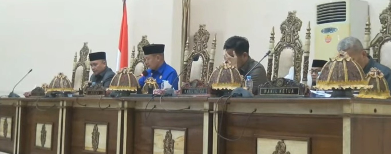JAWABAN  -- DPRD Wajo menggelar rapat paripurna dengan agenda mendengarkan jawaban Pj Bupati Wajo, Senin (29/4). Rapat dipimpin Ketua DPRD Wajo, Andi Alauddin Palaguna bersama Wakil Ketua Firmansyah Perkesi dan Wakil Ketua Andi Senurdin Husaeni