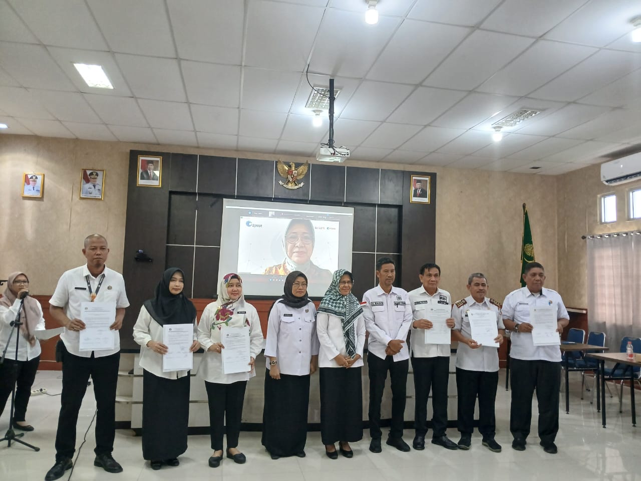 CANANGKAN -- Sekkab Wajo Armayani foto bersama usai mencanangkan program Pelayanan Publik Berbasis Hak Asasi Manusia (P2HAM) lingkup Pemkab Wajo di Aula Kantor Bappelitbangda, Rabu (24/4)