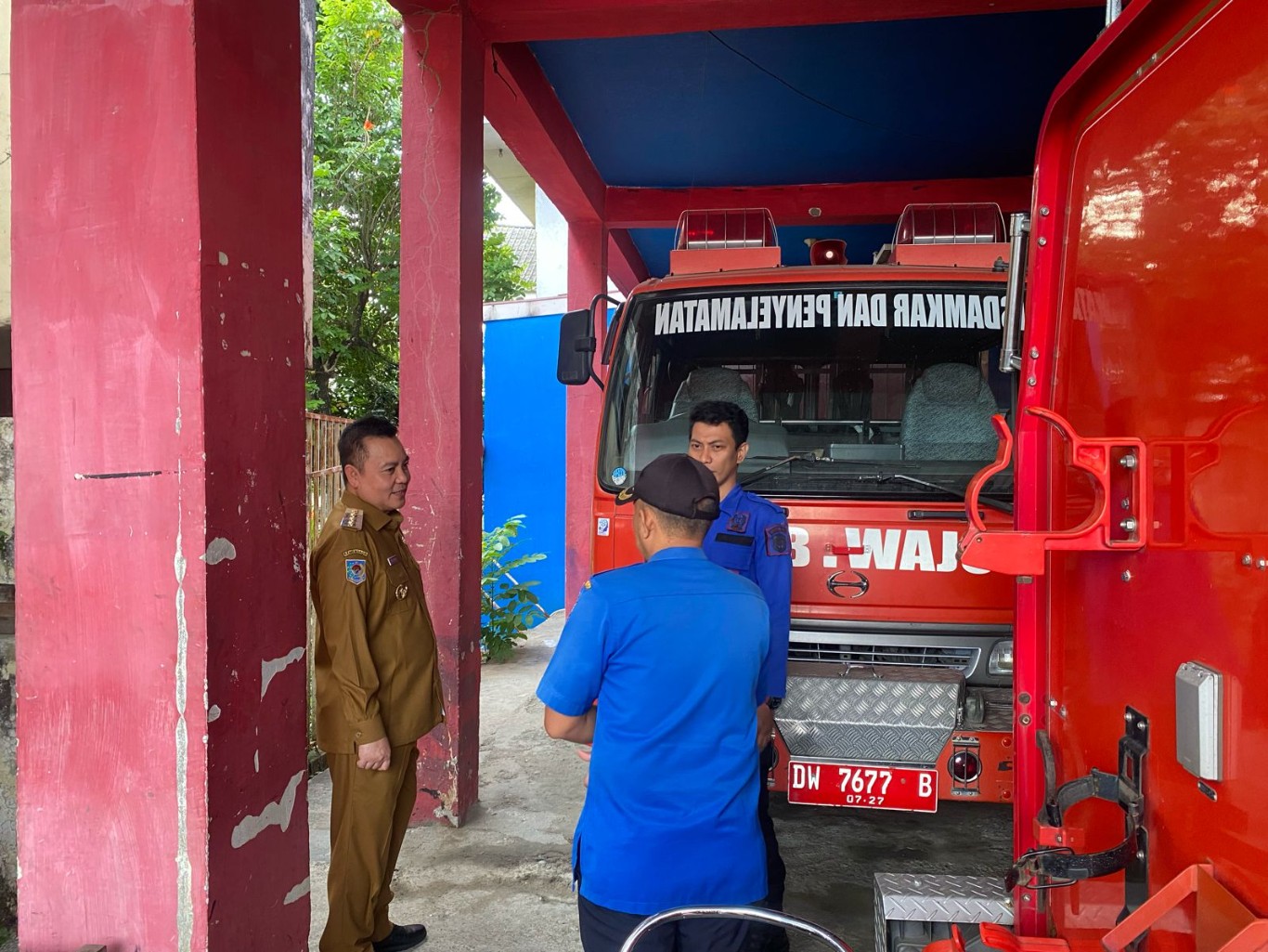 CEK -- Pj Bupati Wajo Andi Bataralifu mengecek kehadiran ASN lingkup Pemkab Wajo pada masing-masing unit kerja, Selasa (16/4) pasca libur Hari Raya Idul Fitri 1445 H di hari pertama masuk kantor. 
