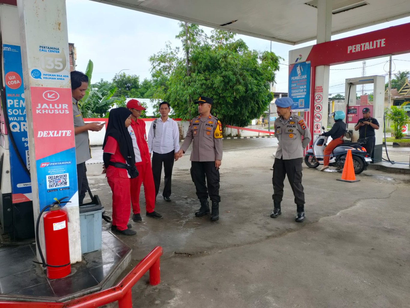 MONITORING -- Kapolsek Tanasitolo Polres Wajo Iptu Irwan Taufik turun melakukan kegiatan monitoring terhadap SPBU Empagae (74.909.93) di Desa Assorajang, Kecamatan Tanasitolo, Wajo