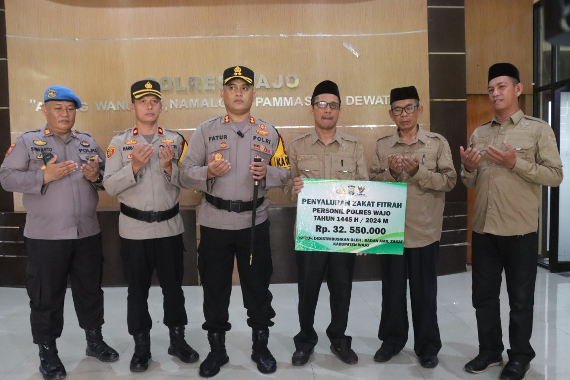 SERAHKAN -- Polres Wajo rutin menyalurkan zakat fitrah di Badan Amil Zakat Nasional (BAZNAS) Kabupaten Wajo, Rabu (3/4). Proses penyerahan zakat fitrah seluruh personel Polres dilakukan di Mapolres kepada perwakilan pengurus Baznas. 
