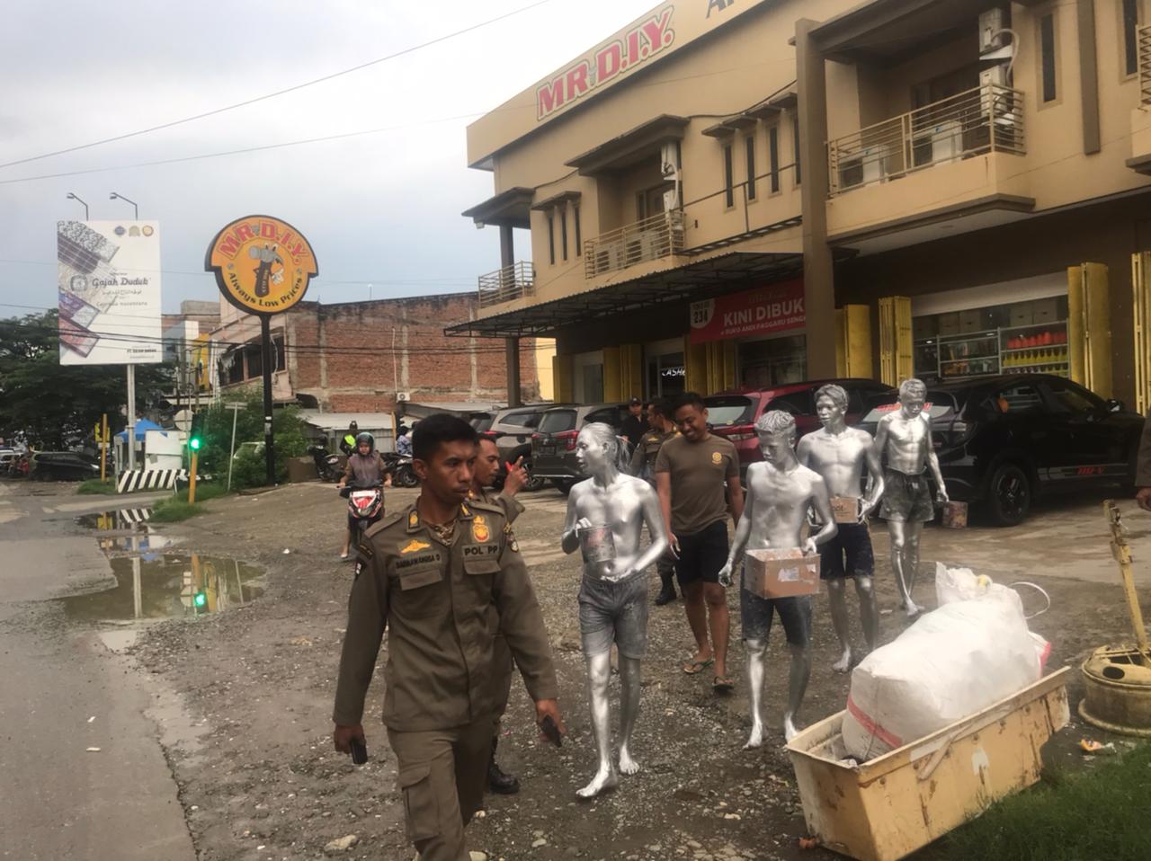 TERTIBKAN -- Satpol-PP Kabupaten Wajo melakukan antisipasi menjamurnya peminta-minta ilegal   yang menamakan dirinya manusia  silver  yang  melakukan  aktivitas  di jalan  dengan   meminta  minta pada setiap  pengendara  yang  melintas,  Jumat (26/4).