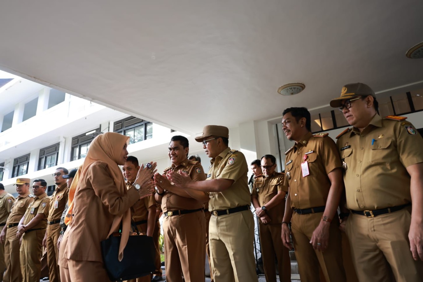 ist SILATURAHMI--Wali Kota Makassar Moh Ramdhan Pomanto bersama Penjabat Sekretaris Kota (Sekkot) Makassar Firman H Pagarra serta sejumlah kepala OPD melakukan silaturahmi bersama seluruh pegawai ASN,PPPK, Laskar Pelangi usai apel pagi di Kantor Balai Kota, Selasa (16/4).