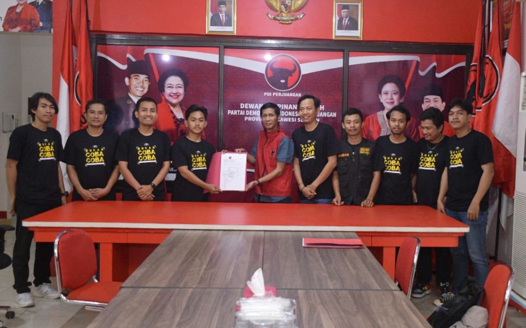 Tim Rahman Pina mengambil formulir di kantor PDIP Makassar, Senin (20/5/2024).