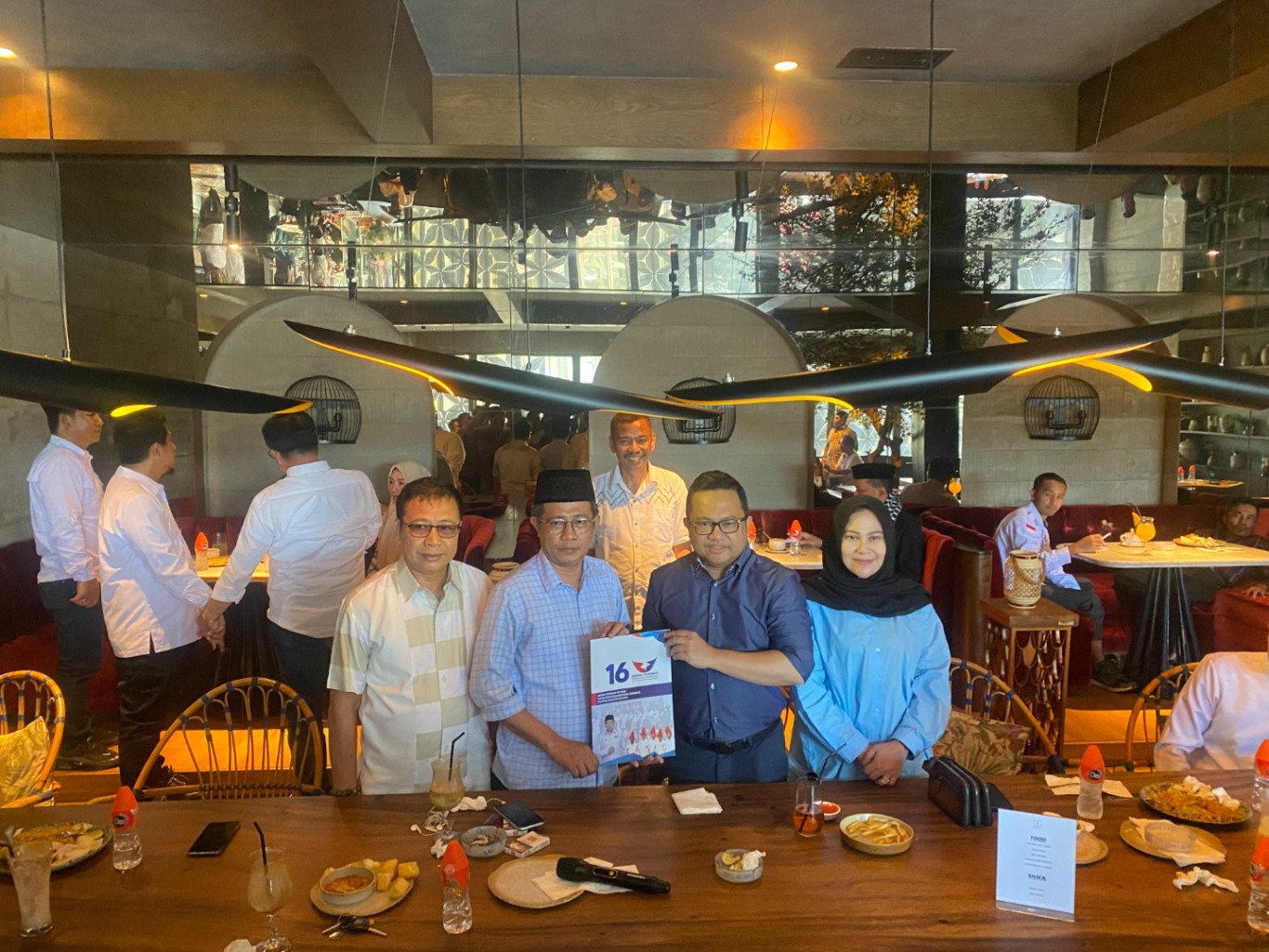 IST MENYERAHKAN--Ketua DPW Partai Perindo Sulsel Sanusi Ramadhan menyerahkan rekomendasi ke Darmawangsyah Muin selaku calon Bupati Gowa di Fireflies Hertasning Makassar, Jumat (10/5). 