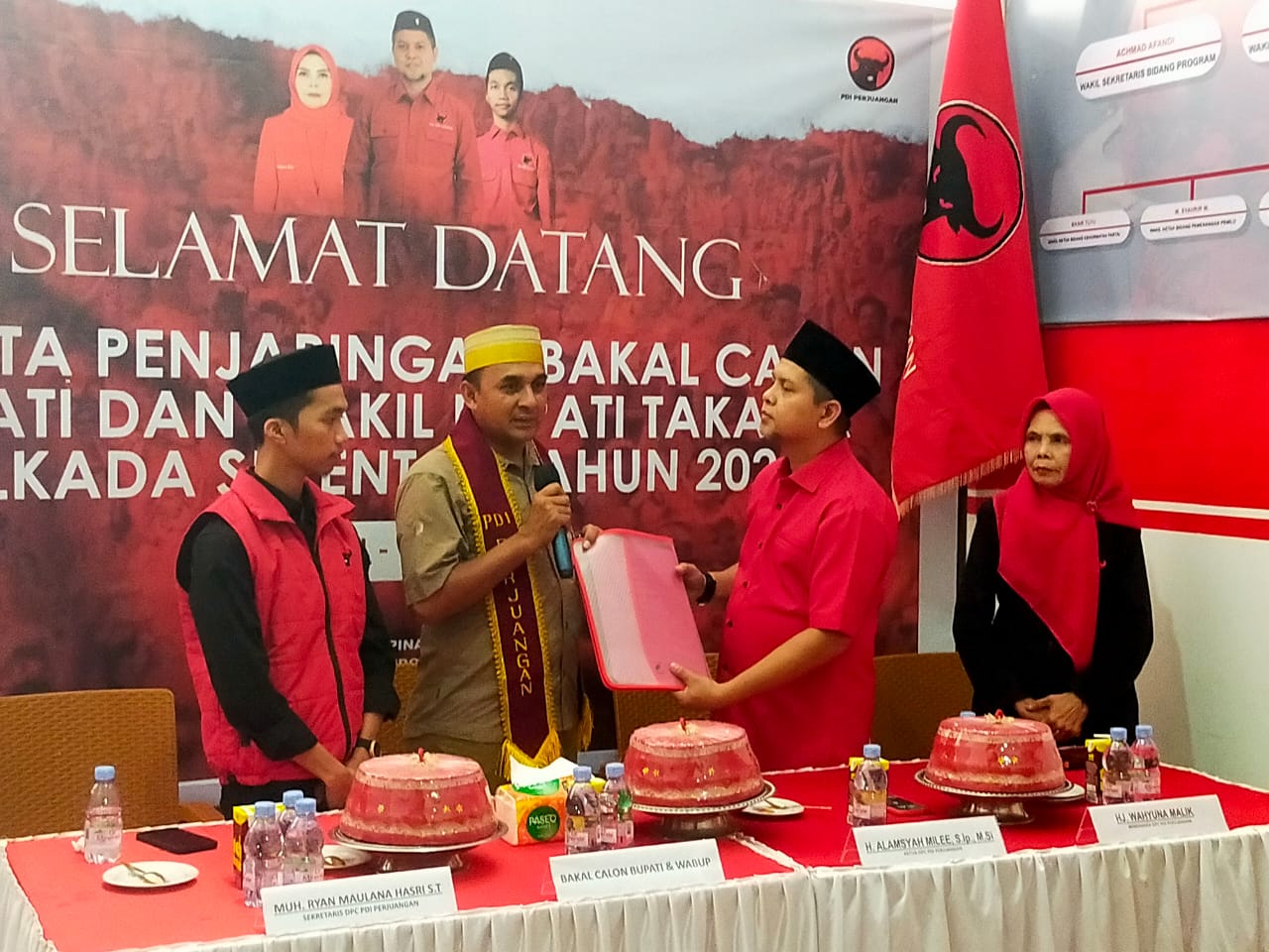 IST MENDAFTAR--Mantan Ketua KPU Sulsel Faisal Amir mendaftar sebagai bakal calon bupati dan wakil bupati Takalar  di Tim Penjaringan Pilkada PDIP Takalar, Kamis (9/5).