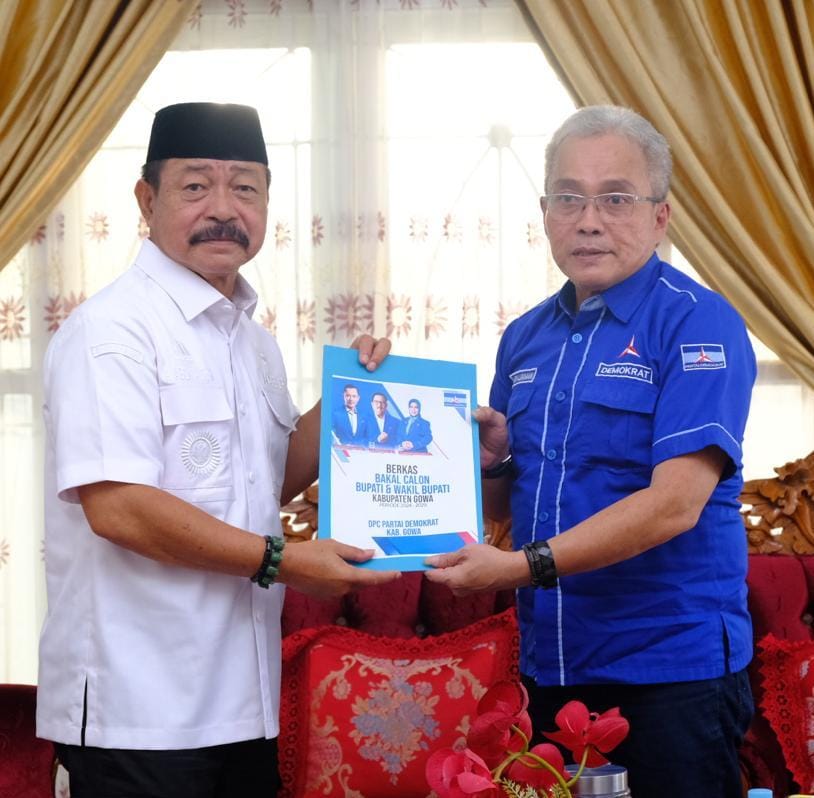 BKM/SAR MENERIMA FORMULIR--Abdul Rauf Malaganni Karaeng Kio saat menerima formulir pendaftaran bakal calon dari Ketua Desk Pilkada Partai Demokrat Andi Lukman Naba. 