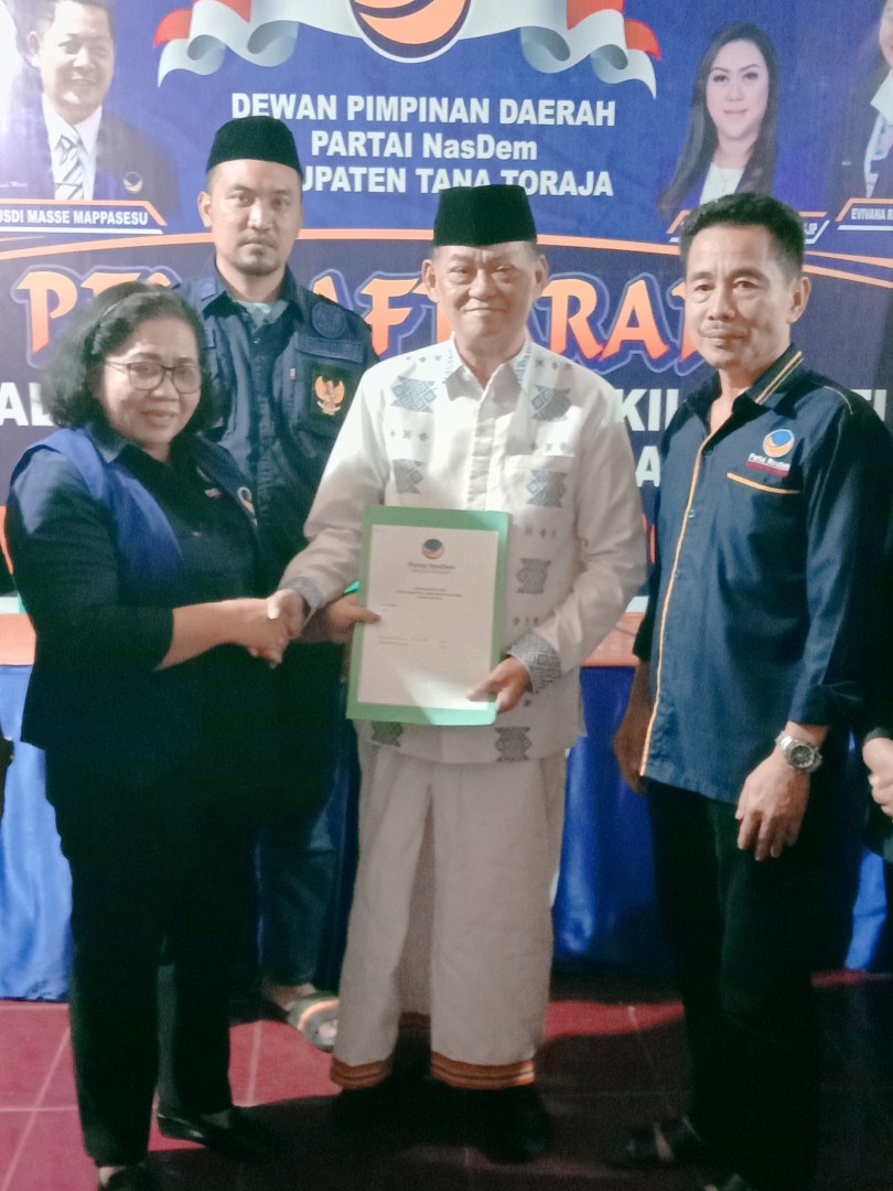 IST PENDAFTAR TERAKHIR--Mantan Bupati Tana Toraja Nicodemus Biringkanae menjadi pendaftar terakhir untuk bakal calon bupati di Partai Nasdem Tana Toraja
