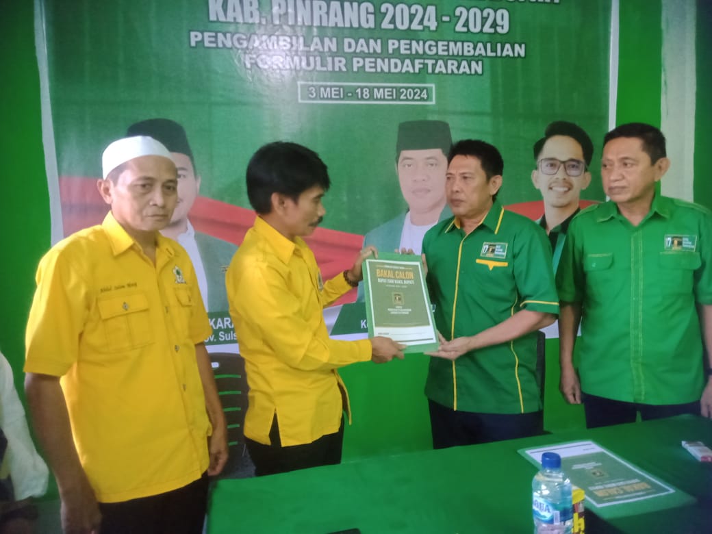 IST MEWAKILI MENDAFTAR--Sekretaris DPD II Golkar Kabupaten Pinrang Syamsuri mewakili Usman Marham mendaftar sebagai bakal calon bupati di tim penjaringan DPC PPP 
