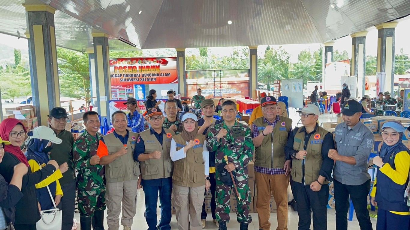 IST MENYERAHKAN--Bupati Luwu Utara Indah Putri Indriani menyerahkan bantuan untuk korban bencana yang berasal dari Anggota Fraksi Partai Golkar DPR RI melalui BNPB dan Palang Merah Indonesia (PMI) Luwu Utara Minggu (12/5).