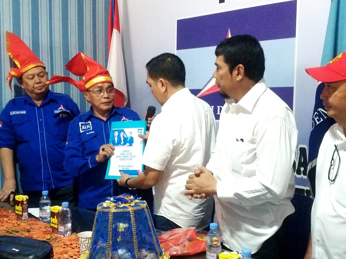 BKM/SAR MENGEMBALIKAN FORMULIR -- Ari Bakri Pato selaku ketua tim pemenangan Bismillah mewakili Abdul Rauf Malaganni Karaeng Kio mengembalikan formulir pendaftaran di Partai Demokrat dan diterima Ketua Desk Pilkada Andi Lukman Naba 