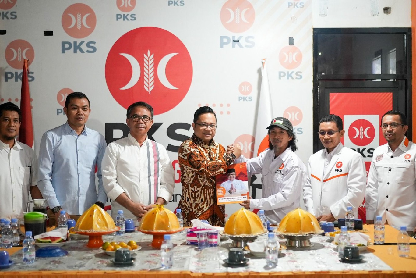BKM/SAR KEMBALIKAN FORMULIR--Politisi Gerindra Darmawangsyah Muin mengembalikan formulir sebagai bakal calon bupati di Partai Demokrat, Senin (13/5). Juga mengembalikan formulir di PKS (insert)   