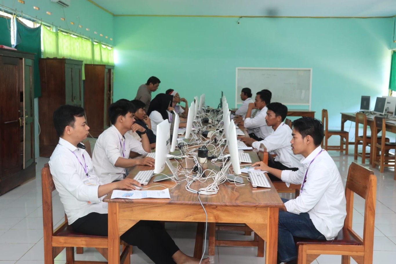 IST MEMANTAU--Anggota Bawaslu Sulsel Saiful Jihad memantau pelaksanaan tes CAT bagi 41 calon Anggota Panwascam