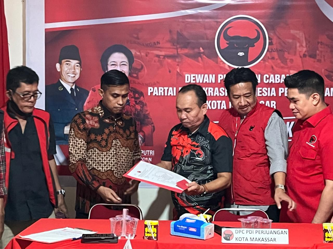 IST MEWAKILI--Muh Awaluddin Mangantarang mewakili mantan Bupati Sinjai Andi Seto Gadista Asapa mengambil formulir fi Tim Penjaringan DPC PDIP sebagai bakal calon wali kota Makassar, Senin (13/5)