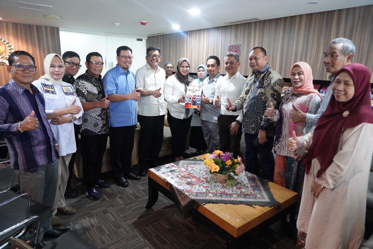 IST MENERUSKAN ASPIRASI--Ketua DPRD Sulsel Andi Ina Kartika Sari didampingi wakil ketua Muzayyin Arif bersama sejumlah anggota melakukan kunjungan ke DPR RI dalam rangka meneruskan aspirasi masyarakat Sulsel, Senin (13/5). 