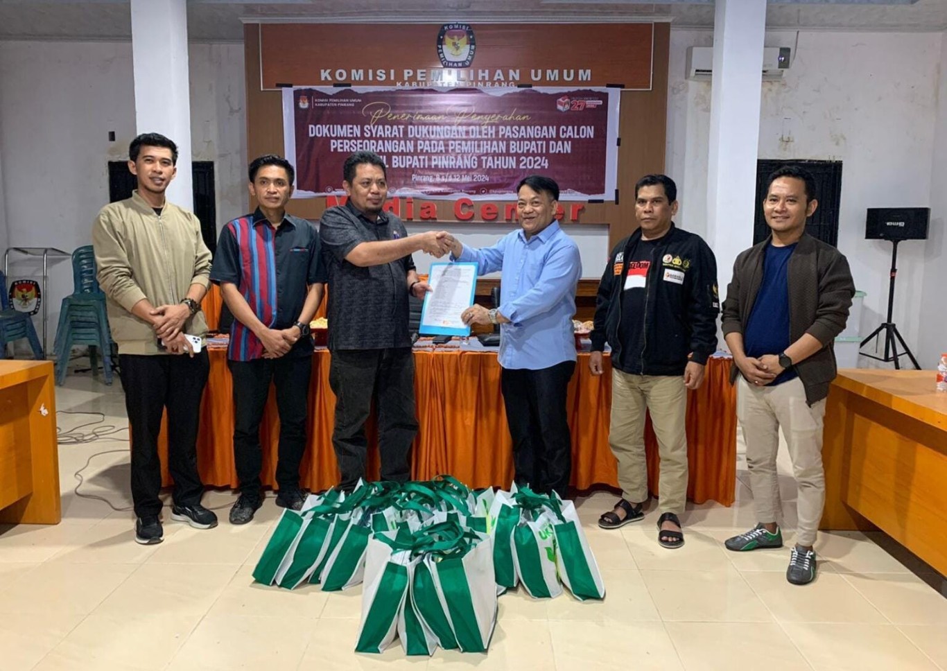 IST MENYERAHKAN--Bakal calon Bupati Pinrang jalur perseorangan Bustan menyerahkan berkas di KPU 
