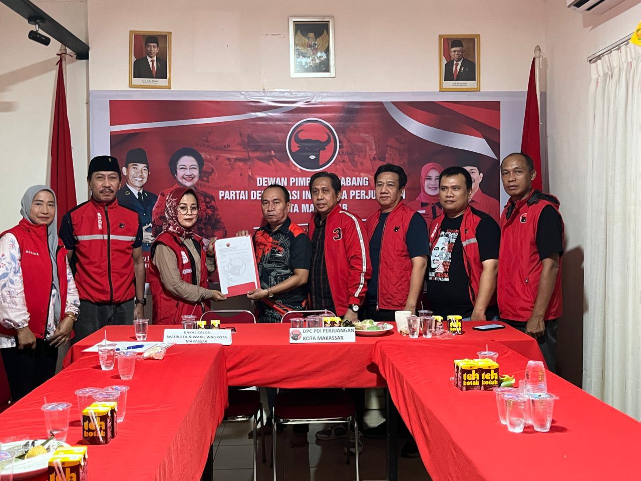 IST MENYERAHKAN--LO RPG Narty Hafid menyerahkan berkas pendaftaran bakal calon wali kota Makassar ke tim penjaringan Pilkada DPC PDIP Makassar 