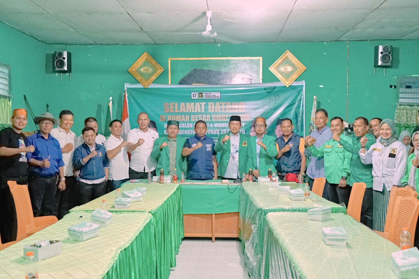 IST DIKAWAL--Wakil Ketua DPRD Sulsel Syaharuddin Alrif dikawal ratusan simpatisan ketika mendaftar di DPC PPP sebagai bakal calon Bupati Sidrap, Senin (13/5)