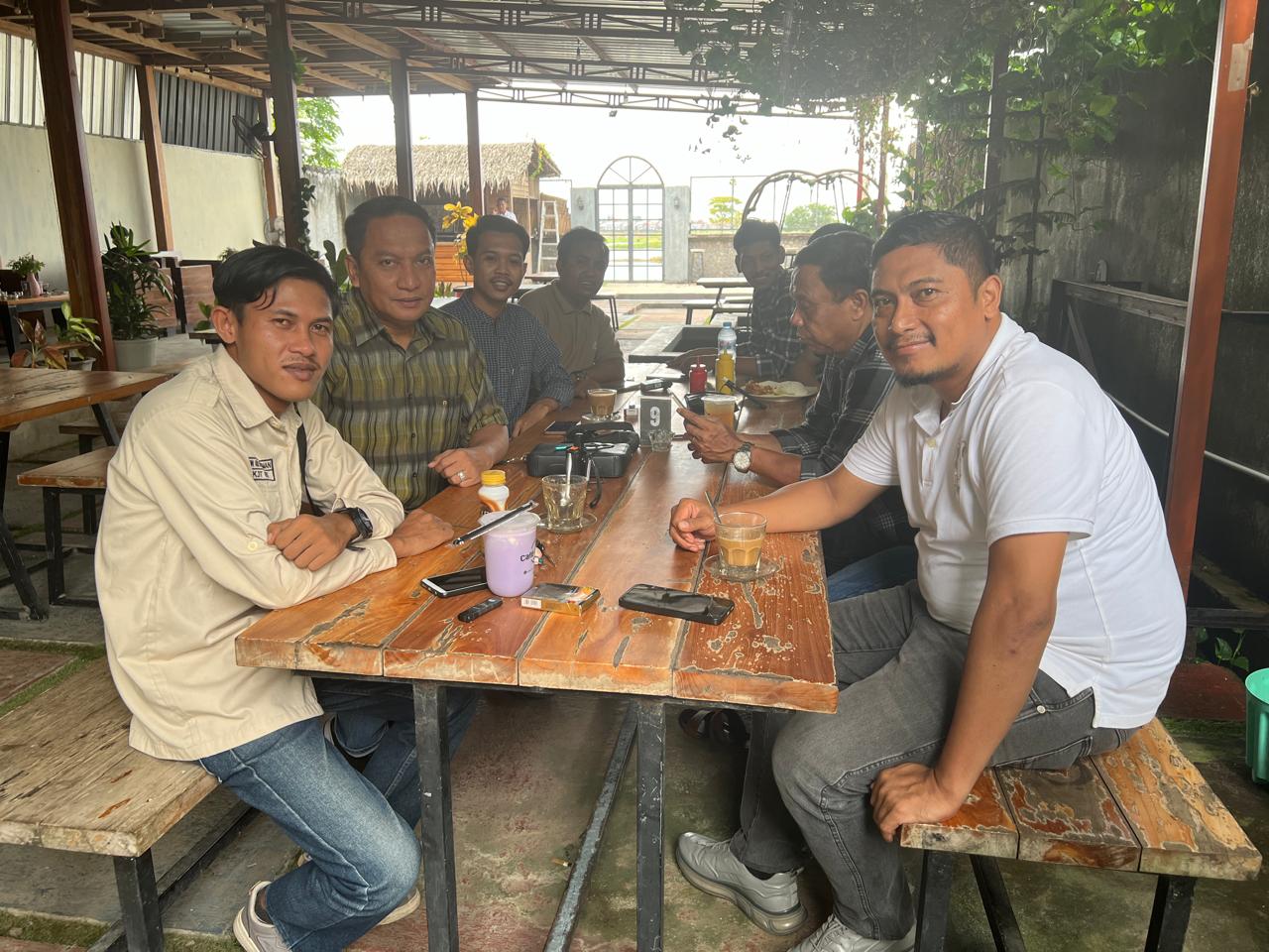 IST KONSOLIDASI--Ketua DPC Partai Gerindra Takalar H Indar Jaya memimpin rapat konsolidasi bersama tim pemenangannya di Cafee Otentik, Kelurahan Kalabbirang, Kecamatan Pattallassang, Rabu (15/5)