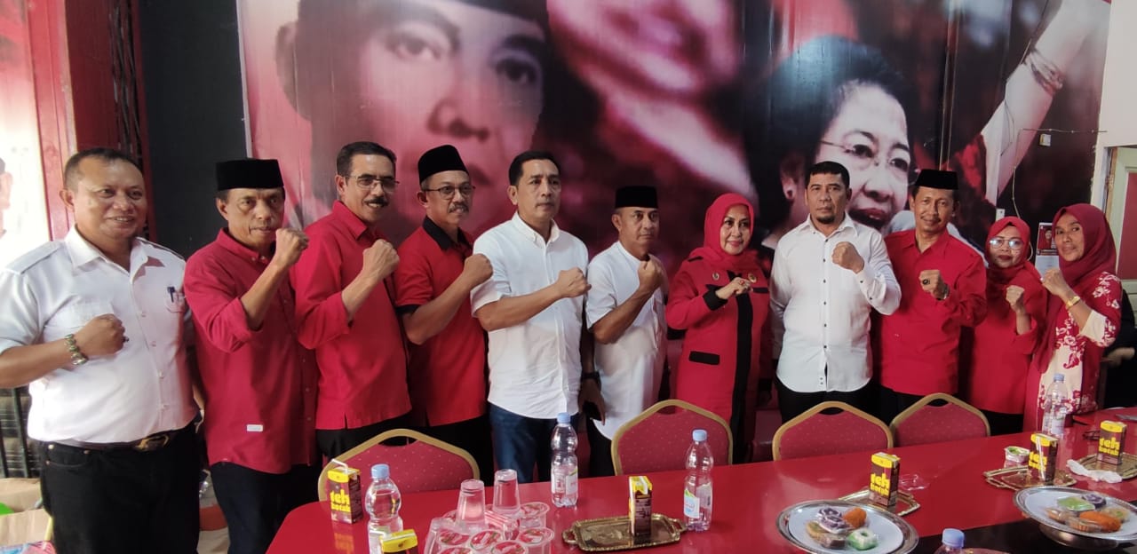 BKM/SAR SERAHKAN--Ketua Tim Pemenangan Bismillah Ari Bakri Pato menyerahkan berkas pendaftaran Bacabup Abdul Rauf Malaganni Karaeng Kio di PDIP Gowa diterima Ketua DPC PDIP Gowa Andi Hikmawati A Kumala Idjo. 