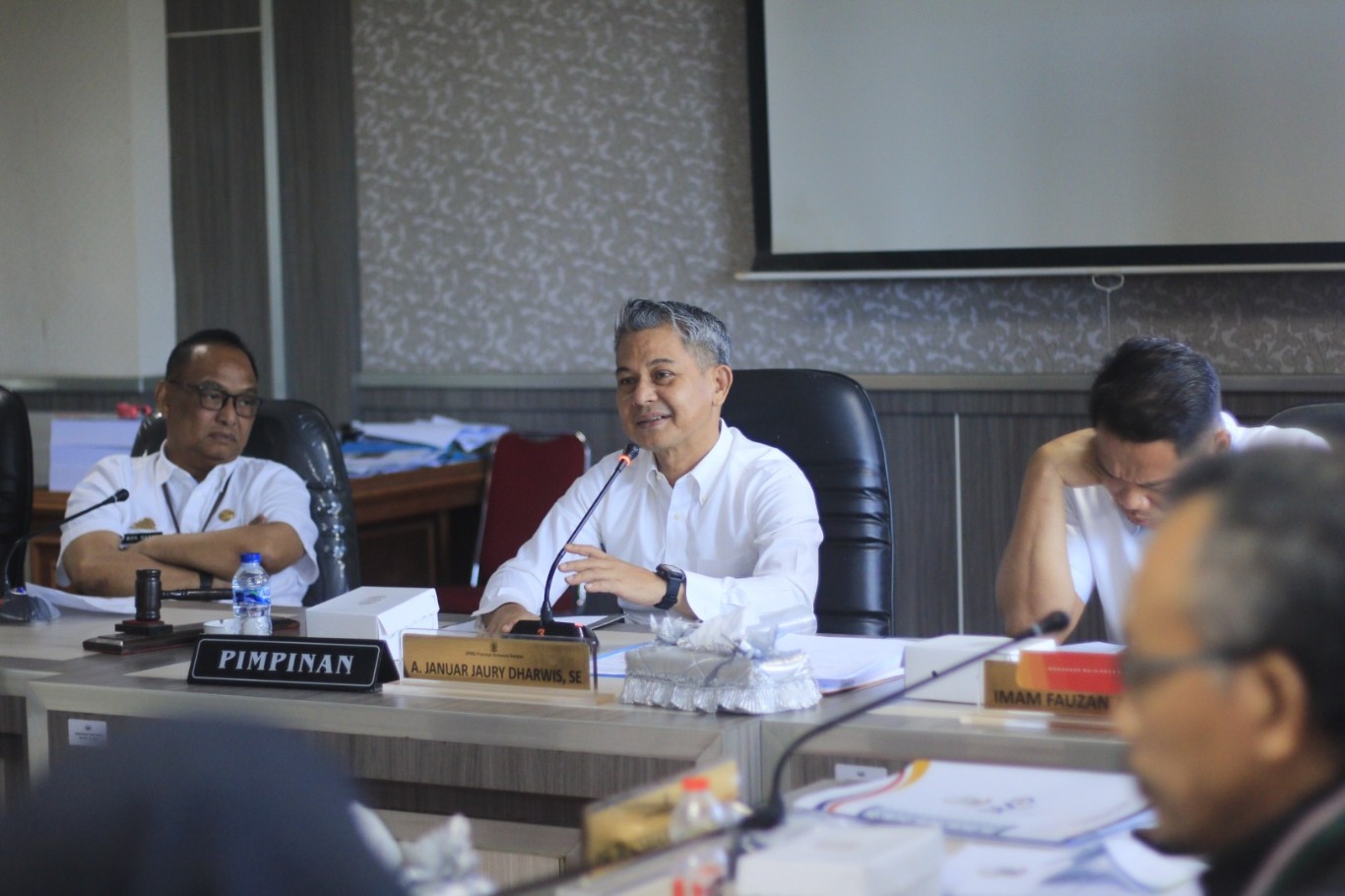 IST MEMIMPIN RAPAT--Ketua Pansus Ranperda Tentang Pengelolaan Terumbu Karang Berbasis Masyarakat, Andi Januar Jauri Dharwis memimpin rapat  