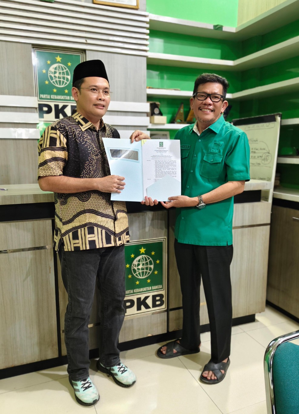 IST REKOMENDASI--Ketua DPW PKB Sulsel Azhar Arsyad menyerahkan rekomendasi DPP PKB untuk tiga calon bupati yakni Hengky Yasin, Muhammad Sarif Patta dan Andi Tenriliweng  