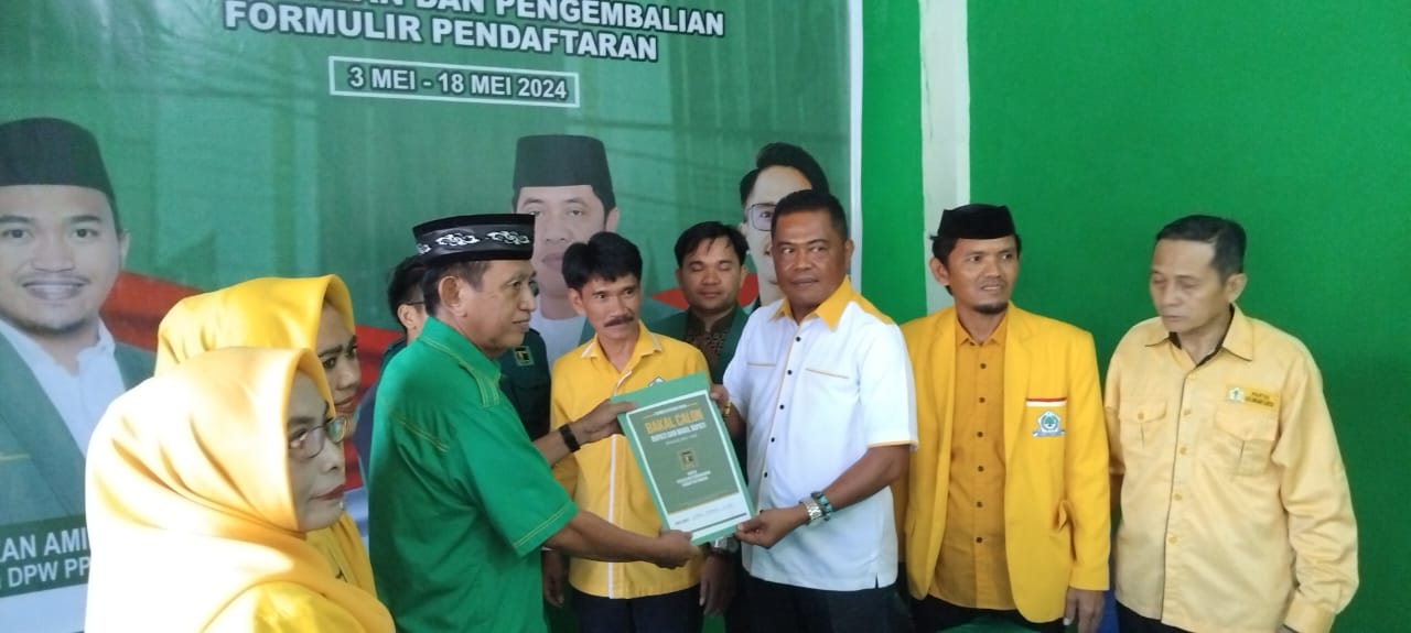 IST KEMBALIKAN--Ketua DPD II Golkar  Kabupaten Pinrang Usman Marham mengembalikan formulir di tim Desk Pilkada PPP