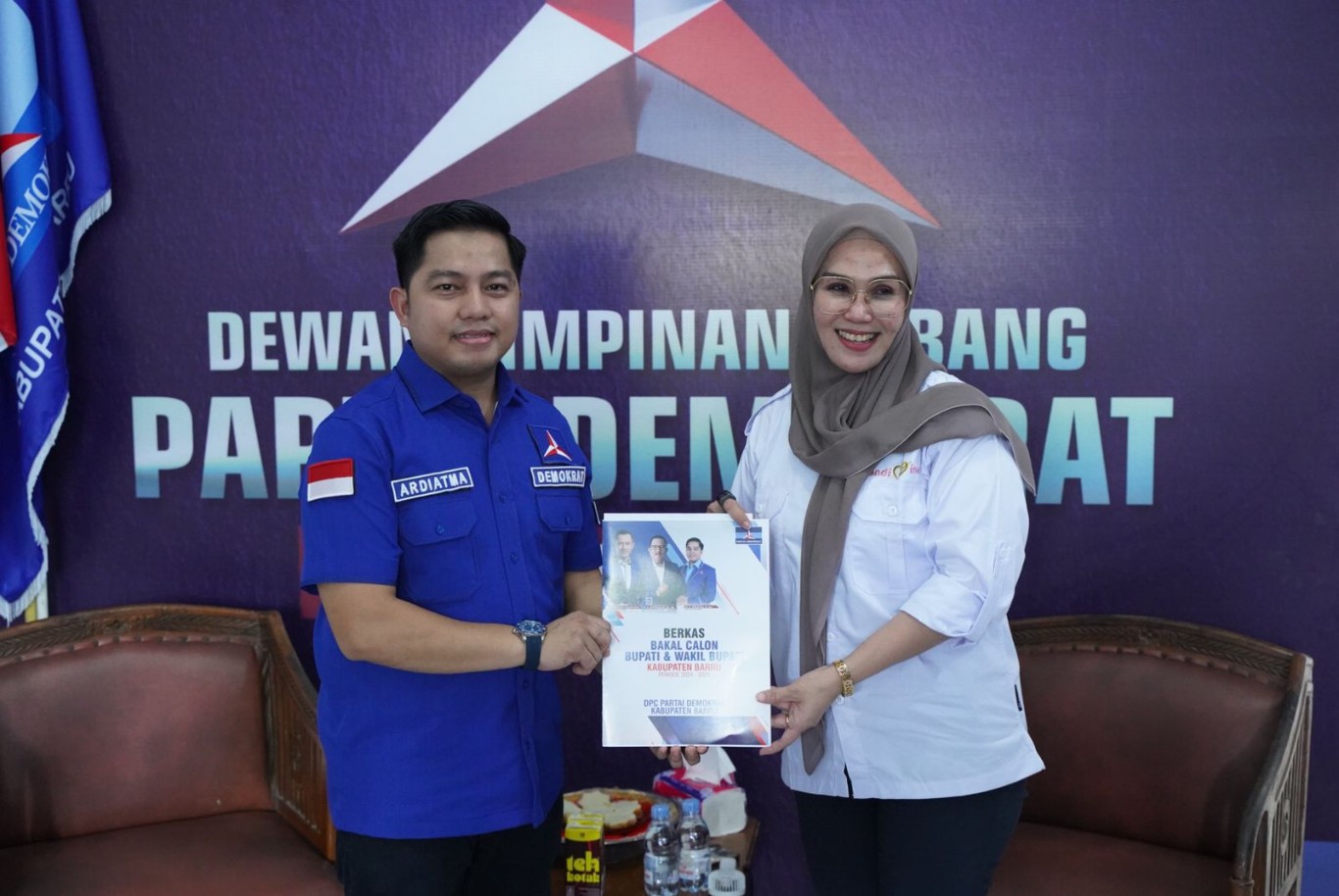 IST MENGEMBALIKAN--Politisi Golkar yang juga Ketua DPRD Sulsel Andi Ina kartika mengembalikan formulir sebagai baal calon Bupati Barru di PKS, Demokrat dan PDIP