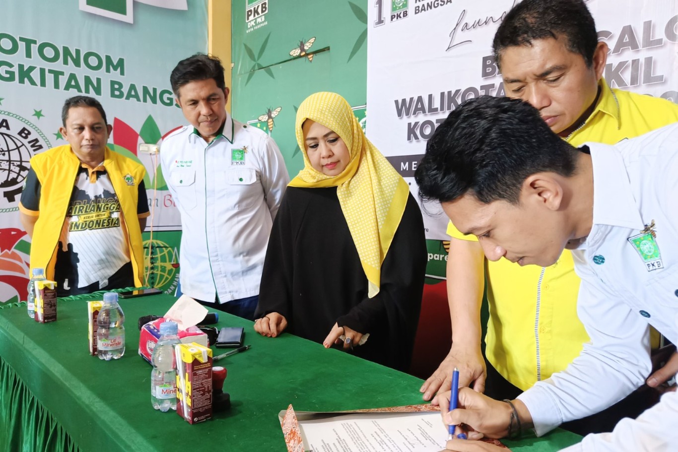 IST MENDAFTAR--Ketua Golkar Parepare Erna Rasyid ketika mendaftar sebagai bakal calon wali kota di Tim Des Pilkada PKB  