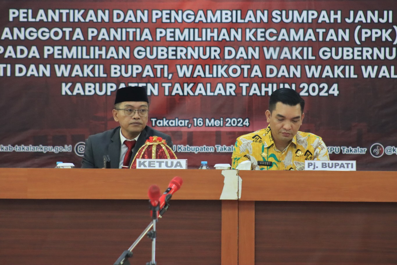 IST DISELA PELANTIKAN--Komisioner KPU disela-sela pelantikan 50 orang anggota PPK di Aula Kantor Bupati Takalar, Mannidori Kelurahan Kalabbirang kecamatan Pattallassang, Kamis (16/5) 
