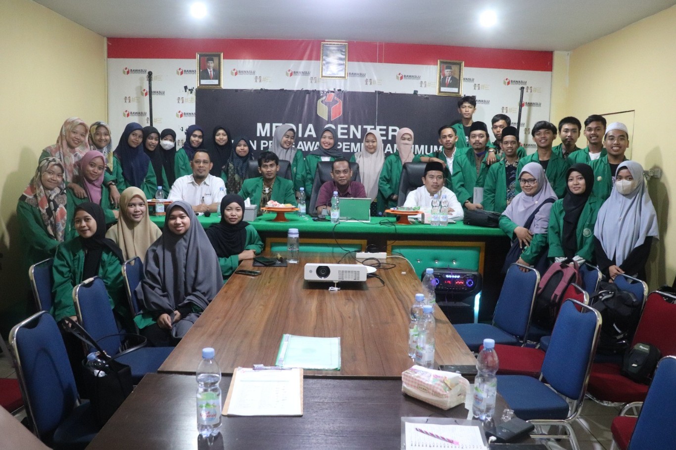 IST KULIAH DEMOKRASI--Komisioner Bawaslu Maros beri kuliah demokrasi pada Mahasiswa STAI DDI, Rabu (15/5)