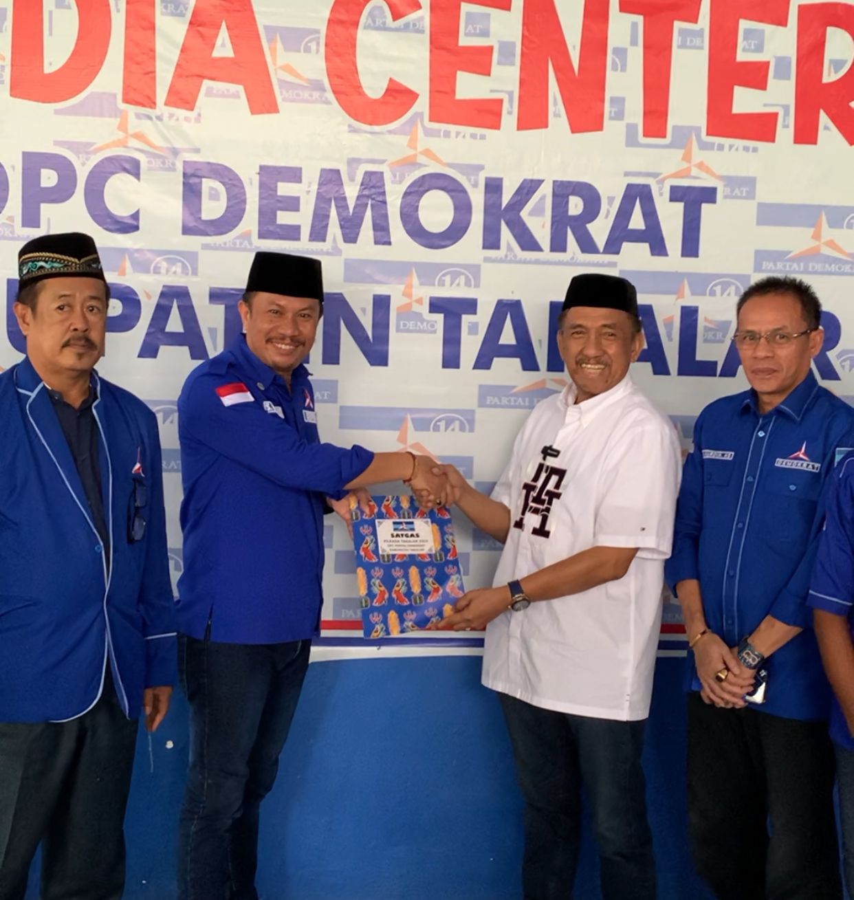 IST MENERIMA--Ketua DPC Demokrat Takalar Sindawa Tarang menerima berkas pendaftar bakal calon bupati dari politisi Partai Golkar Fachruddin Rangga