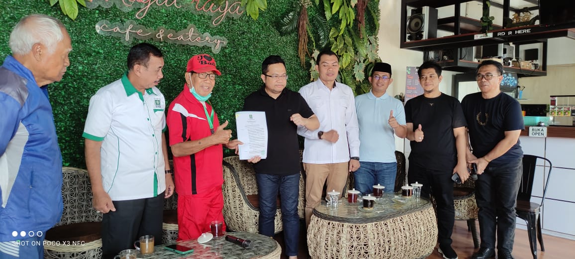 BKM/SAR TERIMA REKOMENDASI--Politisi Partai Gerindra Darmawangsyah Muin menerima rekomendasi sebagai bakal calon bupati dari Ketua DPC PKB Gowa Abdul Hafid Latief. 