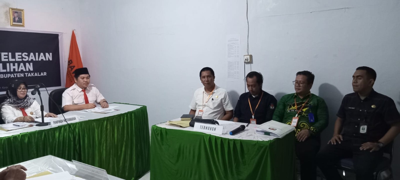 IST MUSYAWARAH--Komisioner KPU dan Bawaslu Kabupaten Takalar melakukan musyawarah tertutup bersama bakal calon wakil bupati jalur perseorangan 
