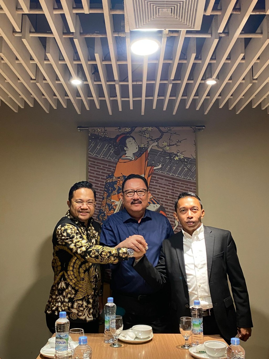 IST SALAM KOMANDO--Bakal calon Bupati Sidrap Syaharuddi Alrif salam komando bersama Ketua DPD Partai Demokrat Sulsel Ni'matullah Erbe serta sekretais DPD Gerindra Sulsel Darmawangsyah Muin  