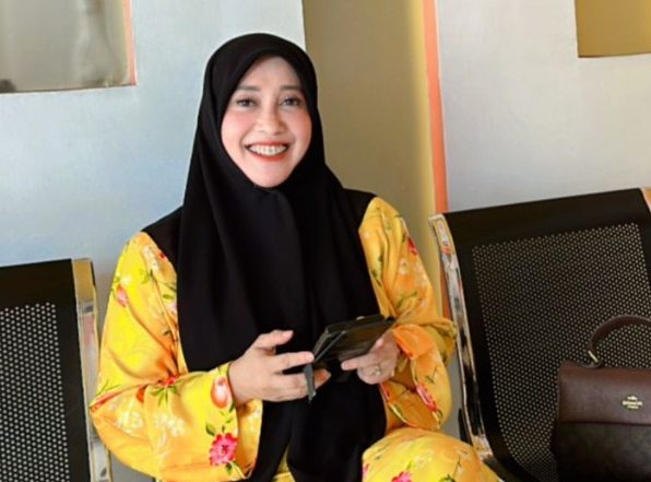 IST MENDAMPINGI--Anggota DPRD Sulsel Meity Rahmatia mendampingi Amri Arsyid mendaftar sebagai calon wali kota di kantor DPD PKS Makassar, Jumat (17/5)