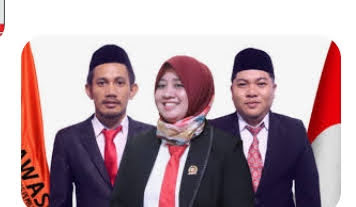 IST TES EVALUASI-- Ketua Bawaslu Takalar Nellyati bersama dua komisioner disela-sela kegiatan existing tes evaluasi kinerja di Kantor Bawaslu, Jl. Syech Yusuf No. 3 Kelurahan Kalabbirang Kecamatan Pattallassang Kabupaten Takalar