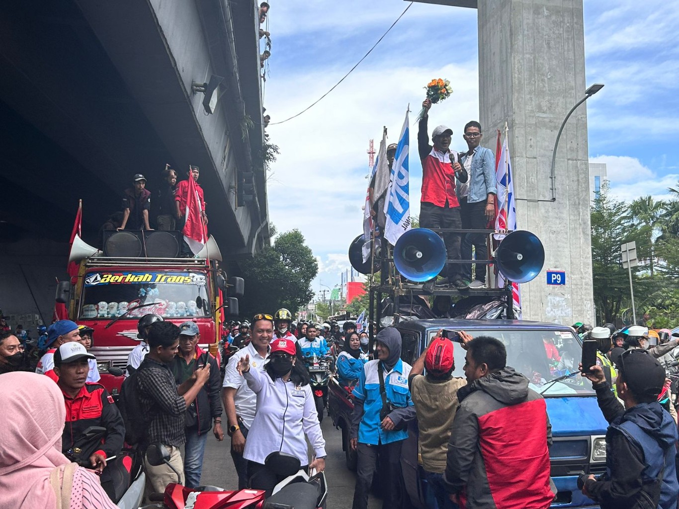 BKM/IST-NUR HAMZAH HARI BURUH-Massa menggelar aksi dalam rangka Hari Buruh di flyover Makassar, Rabu (1/5). Kadisnaker Makassar Nielma Palamba menemui massa dan menyerahkan buket bunga sebagai bentuk dukungan terhadap perjuangan para buruh. 