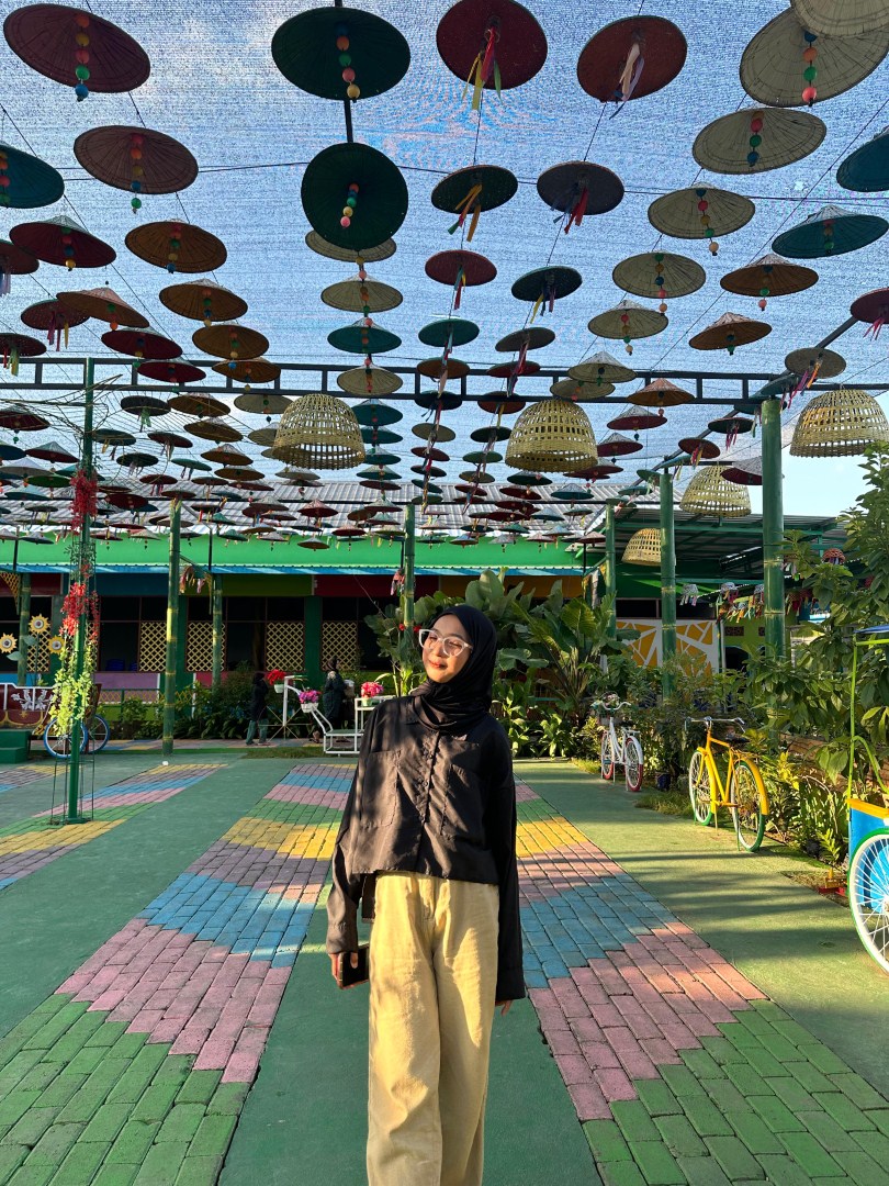Chechil Dwi Julianti Mahasiswi Ilmu Komunikasi  Unismuh Makassar