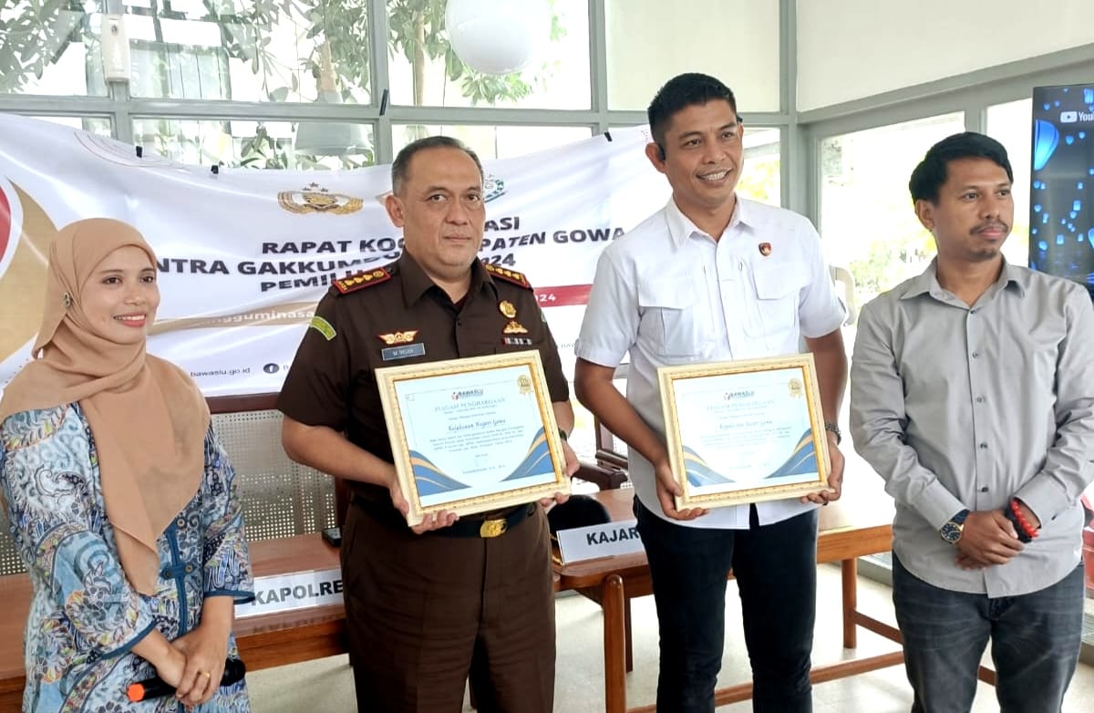 BKM/IST TERIMA PENGHARGAAN--Kajari Gowa Muhammad Ihsan dan Kasat Reskrim Polres Gowa AKP Bahtiar menerima penghargaan sebagai bentuk apresiasi Bawaslu terhadap tim kerja Gakkumdu dalam menyelesaikan perkara-perkara Pemilu Gowa. 