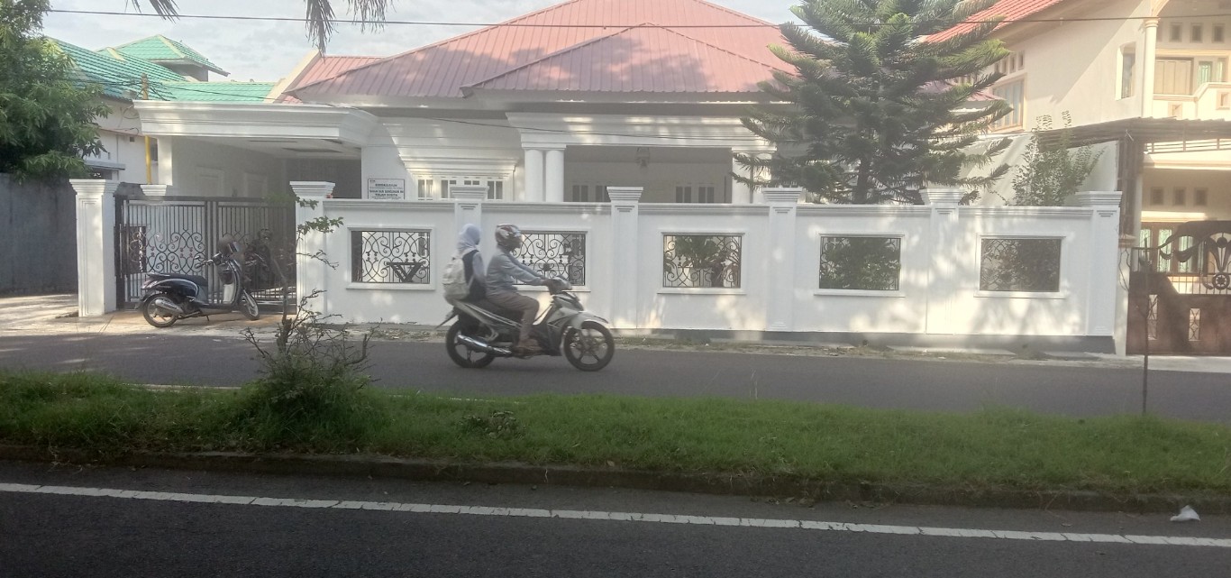 BKM/MUCHTAR-IST DISITA KPK-Rumah mewah di jalur dua Jalan Bumi Harapan RT 1/RW 3 Kelurahan Bumi Harapan, Kecamatan Bacukiki Barat, Kota Parepare disita oleh KPK. Rumah ini dibeli Muh Hatta,  mantan Direktur Alat dan Mesin Pertanian Kementerian Pertanian (Kementan). Penyitaan  dilakukan terkait TPPU mantan Mentan Syahrul Yasin Limpo.